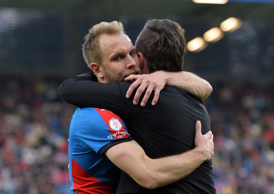 Daniel Kolář v objetí s trenérem Plzně Karlem Krejčím.