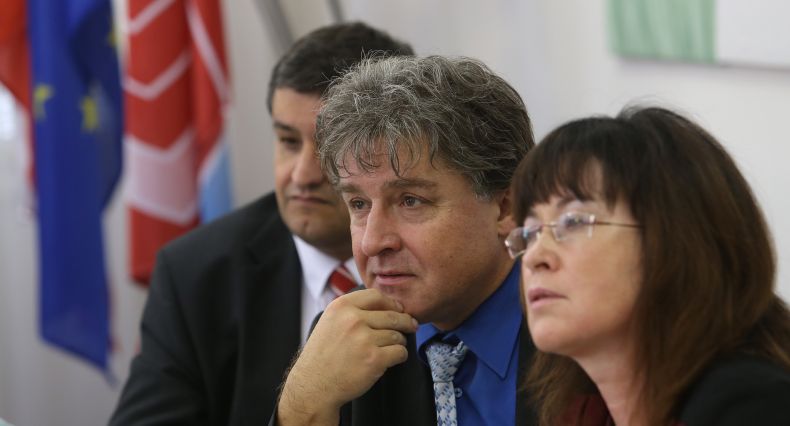 Poslanec KSČM Jiří Dolejš (uprostřed).