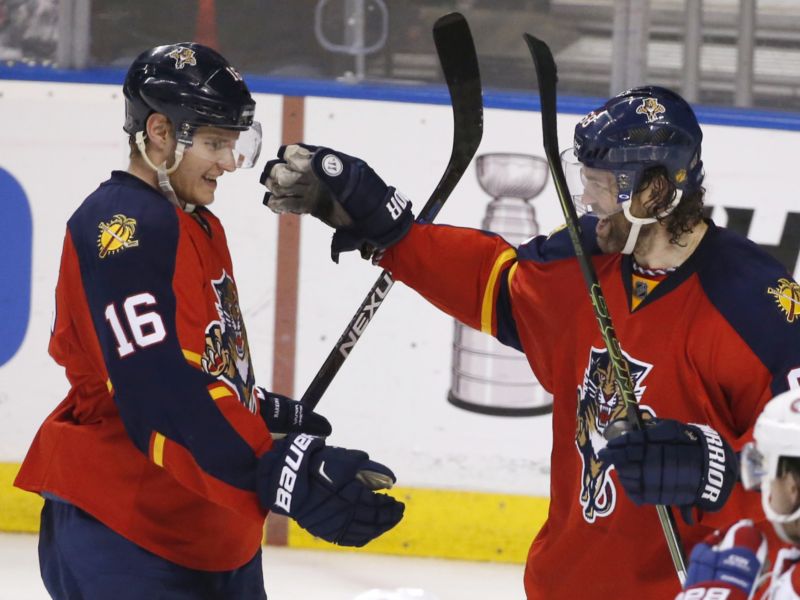 Hokejový útočník Floridy Panthers Aleksandr Barkov (vlevo).