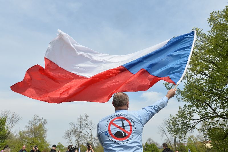 Demonstranti proti nelegální imigraci a proti údajné islamizaci Evropy se sešli 1. května na Letenské pláni v Praze k protestnímu pochodu.