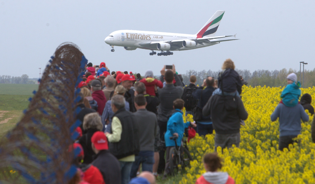Obří Airbus A380 přistává v Praze.