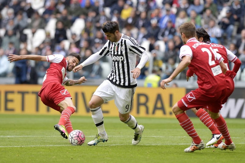 Álvaro Morata z Juventusu v obležení hráčů Carpi.