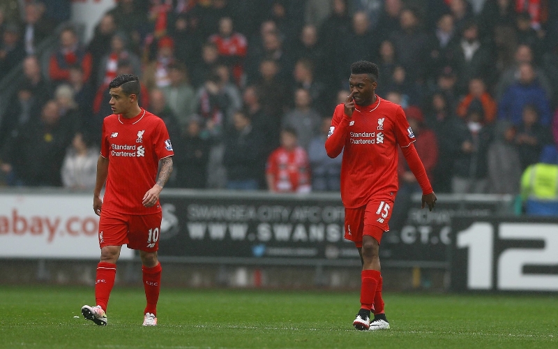 Zklamaní fotbalisté Liverpoolu Daniel Sturridge a Phillipe Coutinho.