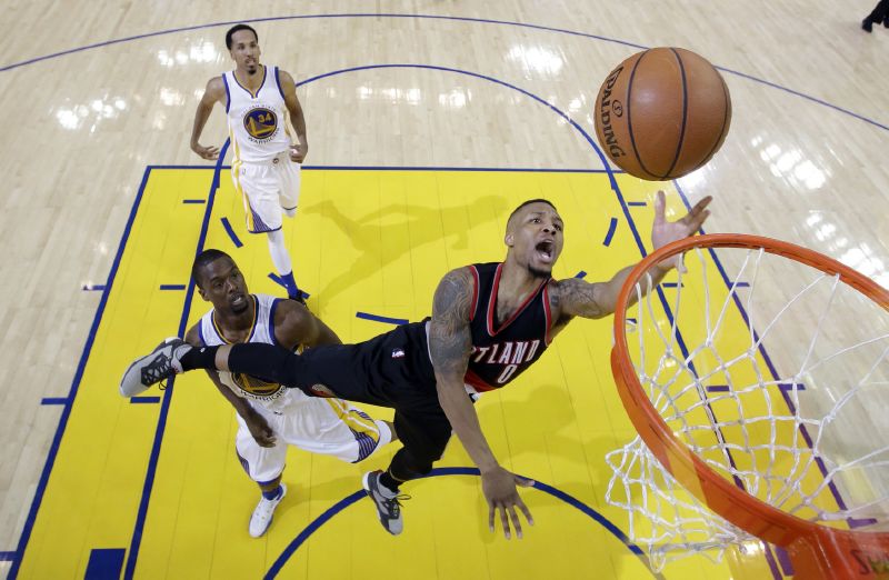 Damian Lillard z Portlandu smečuje v nočním zápase play-off. 