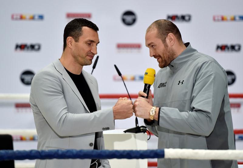 Úřadující profesionální boxerský mistr světa v těžké váze Brit Tyson Fury (vpravo) oznámil, že po červencové odvetě s Ukrajincem Vladimirem Kličkem bez ohledu na výsledek ukončí kariéru. Úřadující profesionální boxerský mistr světa v těžké váze Brit Tyson Fury (vpravo) oznámil, že po červencové odvetě s Ukrajincem Vladimirem Kličkem bez ohledu na výsledek ukončí kariéru.