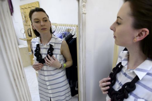 Mezi keramikou a módou si lidé prohlédnou i šperky.