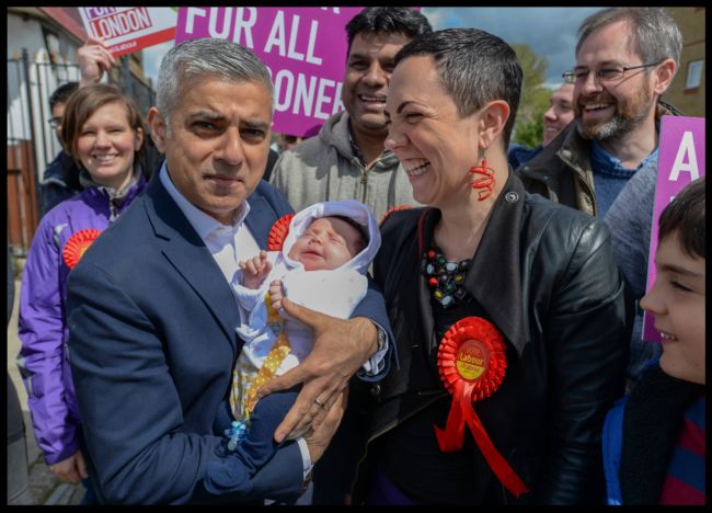 Kandidát opozičních labouristů Sadiq Khan.