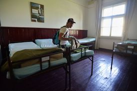 Na snímku je srub s vojenskou expozicí a turistickou ubytovnou ve vojenském stylu, jež jsou součástí Muzea Středních Brd v prostoru bývalých kasáren.