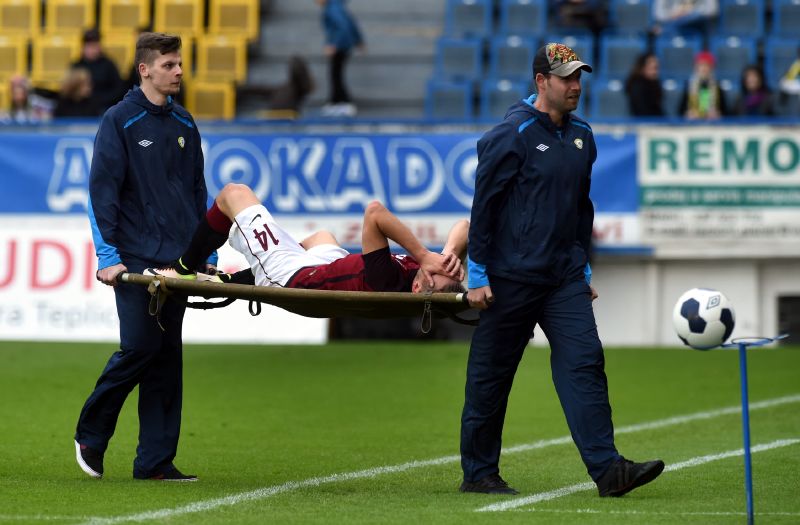 Martina Frýdka odnášejí ze hřiště na nosítkách.