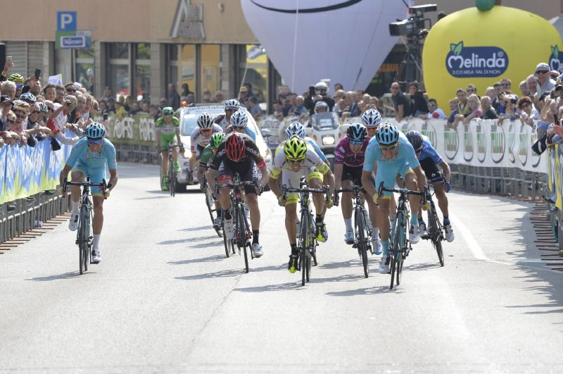 Cyklistický peloton Gira d'Italia. 