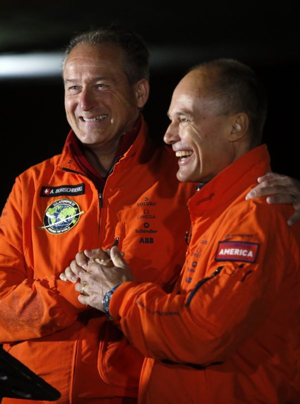 Švýcarští piloti André Borschberg (vlevo) a Bertrand Piccard.