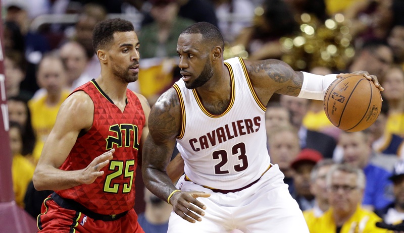 Basketbalisté Clevelandu porazili v prvním utkání semifinále Východní konference NBA Atlantu 104:93. 