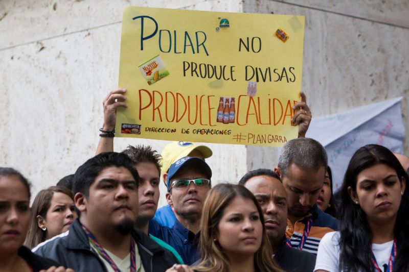 Demonstrace pracovníků největší venezuelské potravinářské společnosti Polar, kteří požadují, aby podnik dodržel závazky s dodavateli a dovozci a pokračoval v provozu.