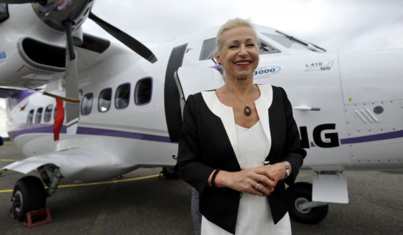Na snímku generální ředitelka společnosti Aircraft Industries Ilona Plšková na letišti v Kunovicích na Uherskohradišťsku s letounem L-410 NG.
