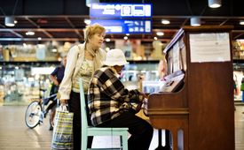 Snímek z pražského Hlavního nádraží, kde si (vedle dalších míst v Praze) lidé mohou zahrát na piano. Rozmístit je nechal kavárník Ondřej Kobza, který tak chce zabydlet veřejný prostor.