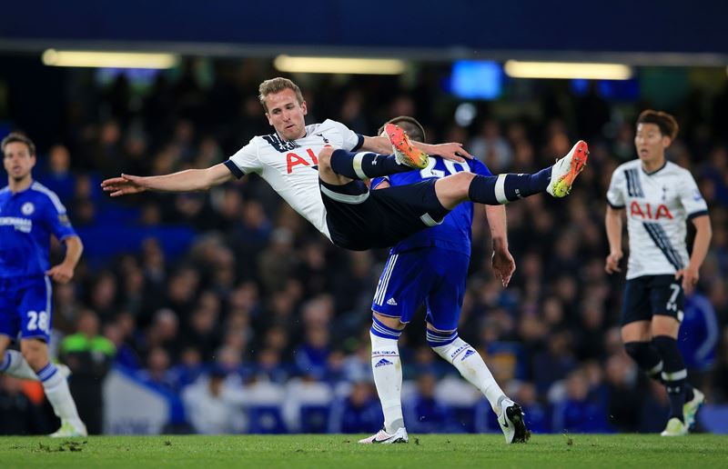 Útočník Tottenhamu Harry Kane po pondělní remíze 2:2 s Chelsea, která zajistila mistrovský titul Leicesteru, nechápal radost fotbalistů "Blues". Útočník Tottenhamu Harry Kane po pondělní remíze 2:2 s Chelsea, která zajistila mistrovský titul Leicesteru, nechápal radost fotbalistů "Blues".