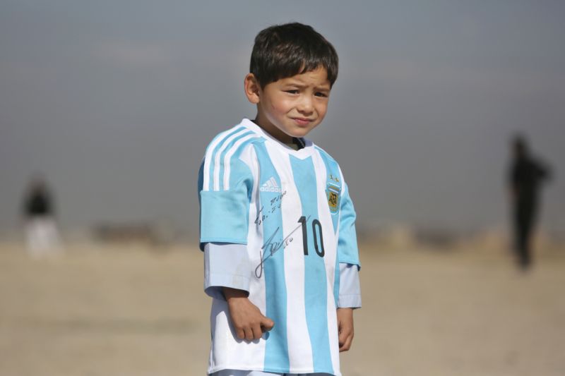 Murtaza Ahmadi, pětiletý afghánský chlapec, pózuje v dresu s číslem a jménem fotbalisty Lionela Messiho v Kábulu v Afghánistánu.