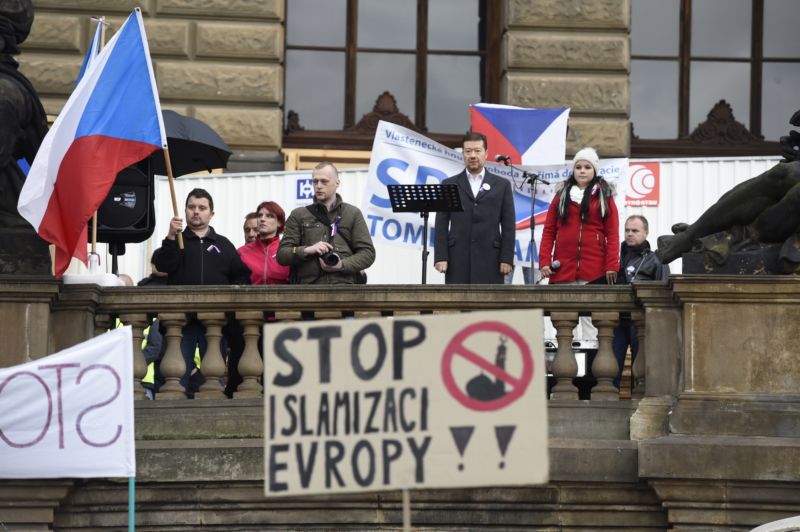 Demonstrace nazvaná Za naši kulturu a bezpečnou zem, která měla upozornit na problémy související s imigrací, v horní části Václavského náměstí v Praze. S projevem vystoupil Tomio Okamura (třetí zprava).