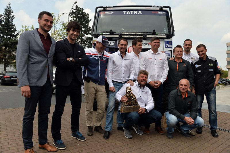Dakar z českého pohledu. Na snímku jsou jezdci David Vršecký (čtvrtý zleva nahoře), Martin Prokop (čtvrtý zprava nahoře), Martin Kolomý (první zleva dole) a ředitel soutěže Marc Coma (pátý zleva nahoře).