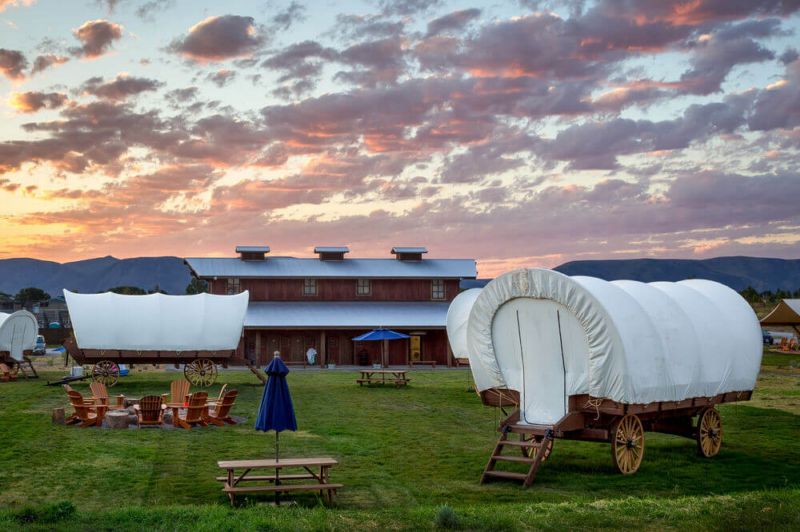 Conestoga Ranch, Garden City, Utah – USAPět milovníků přírody přišlo před několika lety s nápadem na vytvoření jedinečné možnosti trávení dovolené na břehu u jezera Bear Lake v Utahu. Conestoga Ranch, který navozuje atmosféru westernu, nabízí zájemcům dostavníky jak pro páry, tak i pro celé rodiny s dětmi. Ty jsou postaveny v kruhu okolo ohniště a utváří tak ideální místo pro táborák a brnkání na kytaru s hvězdami nad hlavou. Ranč také nabízí malý obchod a restauraci Campifire Grill, kterou si pochvalují jak vybíravé děti, tak mlsní dospělí. Conestoga Ranch, Garden City, Utah – USAPět milovníků přírody přišlo před několika lety s nápadem na vytvoření jedinečné možnosti trávení dovolené na břehu u jezera Bear Lake v Utahu. Conestoga Ranch, který navozuje atmosféru westernu, nabízí zájemcům dostavníky jak pro páry, tak i pro celé rodiny s dětmi. Ty jsou postaveny v kruhu okolo ohniště a utváří tak ideální místo pro táborák a brnkání na kytaru s hvězdami nad hlavou. Ranč také nabízí malý obchod a restauraci Campifire Grill, kterou si pochvalují jak vybíravé děti, tak mlsní dospělí.