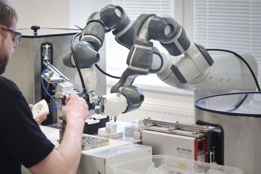 Testování nového robota YuMIho.
