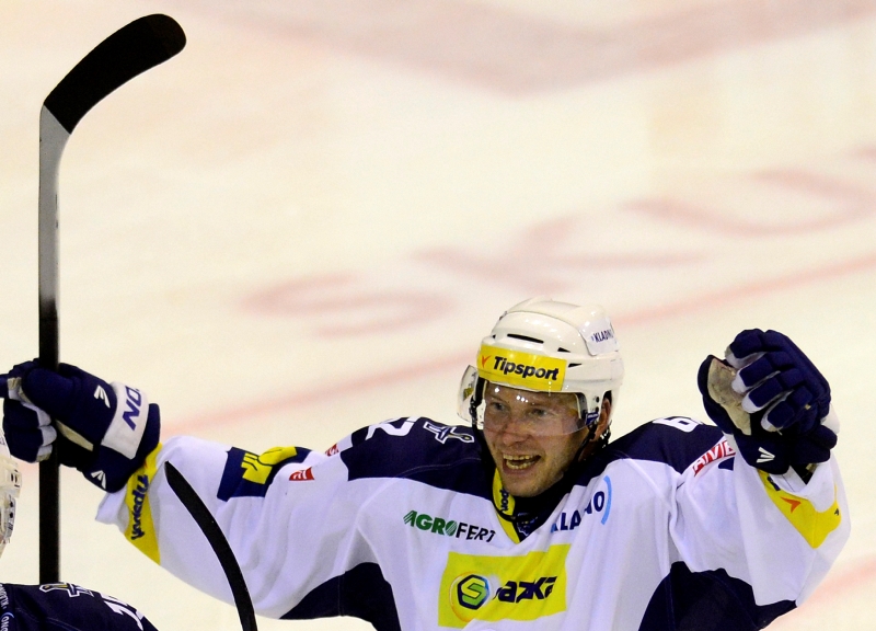 V boji o návrat do hokejové extraligy budou Kladnu pomáhat osmatřicetiletí útočníci Petr Tenkrát (na snímku) a Jiří Burger. V boji o návrat do hokejové extraligy budou Kladnu pomáhat osmatřicetiletí útočníci Petr Tenkrát (na snímku) a Jiří Burger.