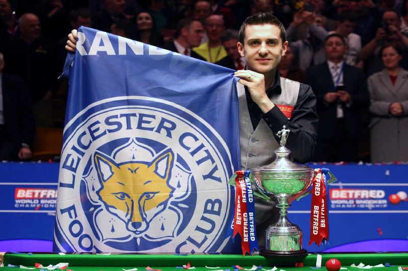 Mark Selby s vlajkou Leicesteru. 