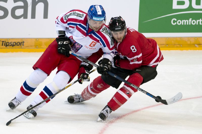 Přípravné hokejové utkání ČR - Kanada, 3. května v Praze. Český reprezentant Robert Kousal (vlevo) a Chris Tanev z Kanady.
