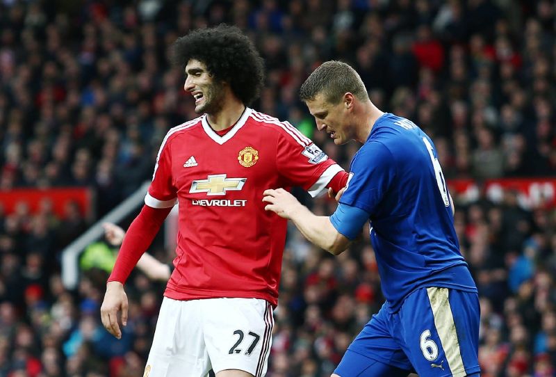 Marouane Fellaini z Manchesteru United a čerstvý mistr anglické ligy Robert Huth.