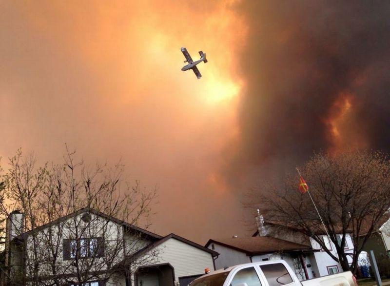 Město Fort McMurray v plamenech. Město Fort McMurray v plamenech.