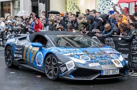 Přehlídku dělají především luxusní sportovní vozy.