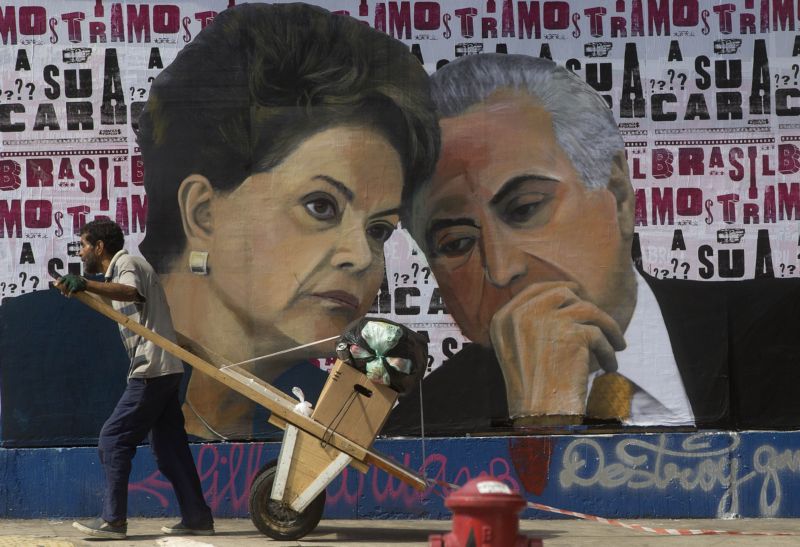 Ulice São Paula. Prezidentka Dilma Rousseffová na malbě s viceprezidentem Michelem Temerem. Ulice São Paula. Prezidentka Dilma Rousseffová na malbě s viceprezidentem Michelem Temerem.