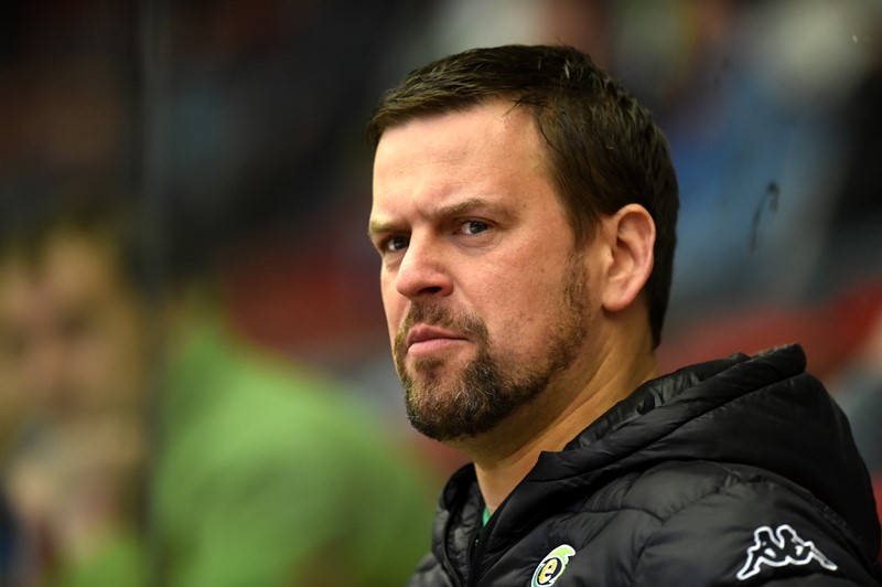 Karel Mlejnek končí u hokejistů Karlových Varů, kterým jako hlavní trenér pomohl k záchraně v extralize. Karel Mlejnek končí u hokejistů Karlových Varů, kterým jako hlavní trenér pomohl k záchraně v extralize.