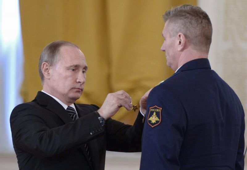 Prezident Putin udílí zlatou hvězdu Hrdiny Ruska. Prezident Putin udílí zlatou hvězdu Hrdiny Ruska.