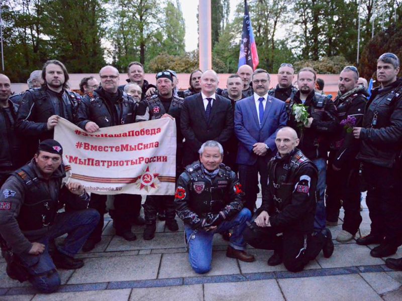 Hejtman Michal Hašek uprostřed motorkářů.