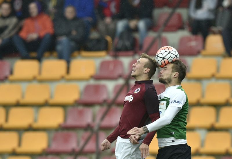Daniel Turyna ze Sparty v souboji s jabloneckým Luďkem Pernicou