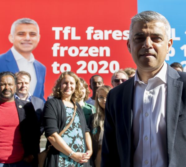 Na snímku vpravo kandidát opozičních labouristů Sadiq Khan s příznivci.