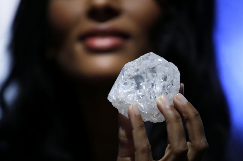 Neopracovaný diamant o velikosti tenisového míčku.