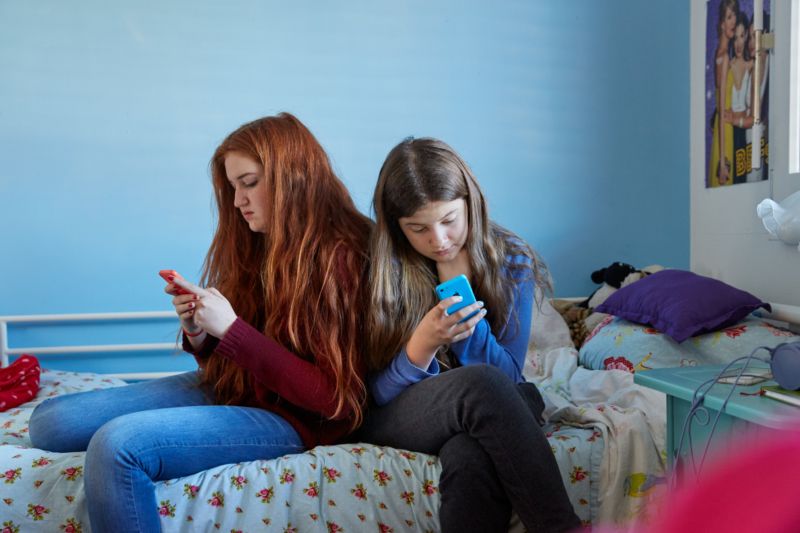 Teenageři podle průzkumu manipulují s mobilním telefonem nejméně každou hodinu. Teenageři podle průzkumu manipulují s mobilním telefonem nejméně každou hodinu.