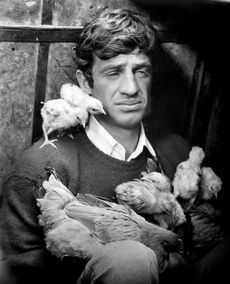 Jean-Paul Belmondo studoval herectví na pařížské konzervatoři Conservatoire National Superieur d’Art Dramatique.