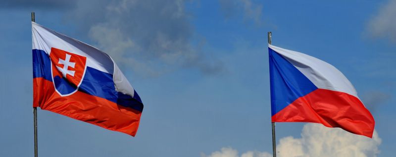 Vlevo slovenská, vpravo česká vlajka.