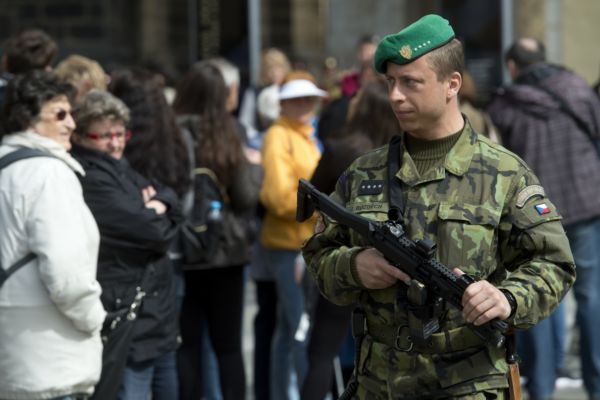 S nasazením 550 vojáků po dobu dvou měsíců souhlasila vláda 22. března.