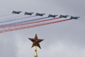 Na Rudé náměstí napochoduje 10 tisíc vojáků a vzduchem se proletí 71 letadel.