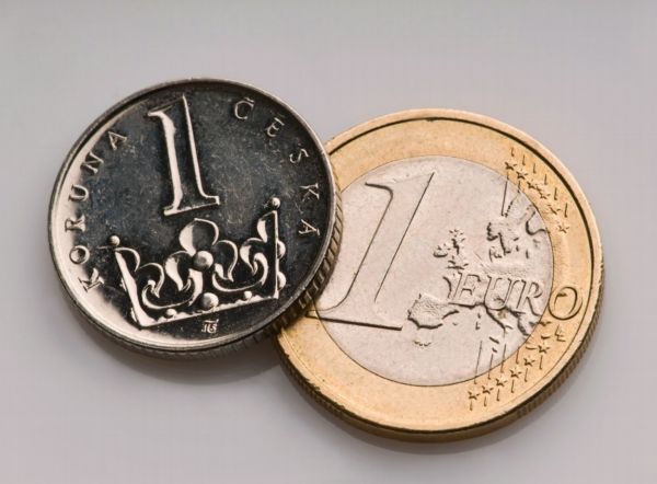Devizové intervence spustila ČNB kvůli obavě z deflace.
