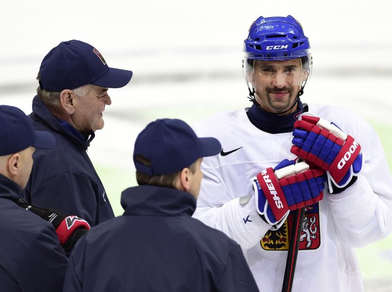 Tomáš Plekanec s trenéry během tréninku.