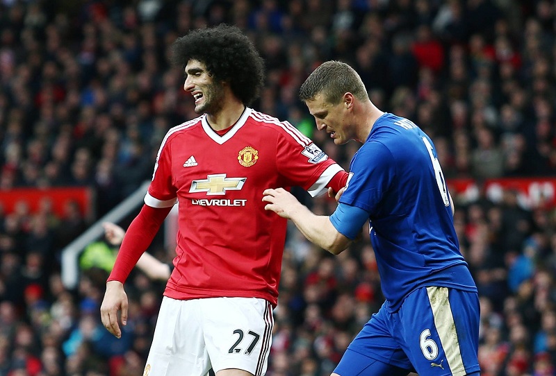 Čerstvý anglický mistr s Leicesterem Robert Huth a Marouane Fellaini z Manchesteru United.