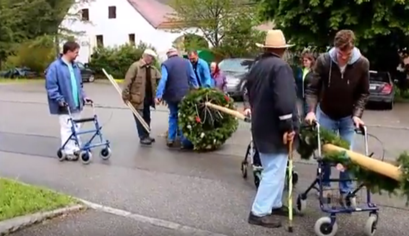 Senioři s májkou na chodítkách. Senioři s májkou na chodítkách.