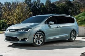 Google zakoupil sto vozů Chrysler Pacifika pro test autonomního řízení.