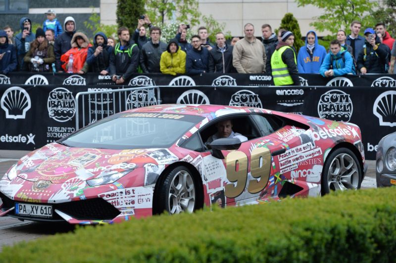 Mezi účastníky závodu Gumball 3000 byl i bývalý pilot F1 Jean Alesi s lamborghini.