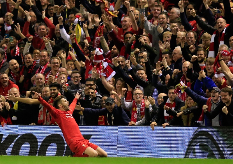 Adam Lallana slaví třetí gól do sítě Villarrealu.